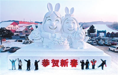 大型雪雕兔亮相棋盘山