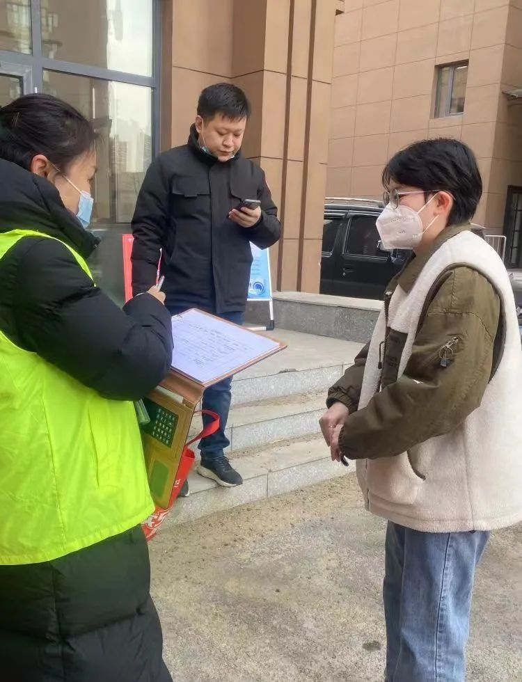 白塔街道廊桥社区：向老年人宣讲防电信诈骗知识