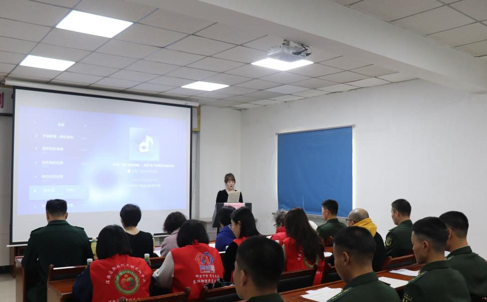 东湖街道文德社区：军民一家亲 携手唱红歌