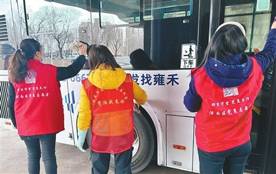嘉榆社区志愿清洗域内公交 共建共享幸福家园