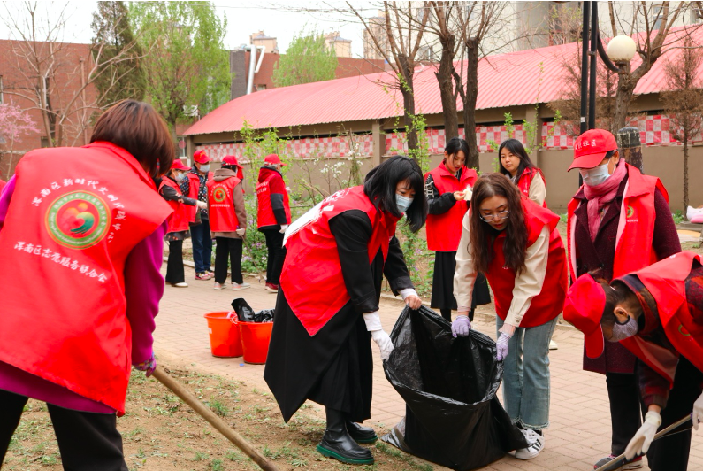 东湖街道文欣社区举办“文明花开满苑芳 欣愉会邻美家园”种花活动