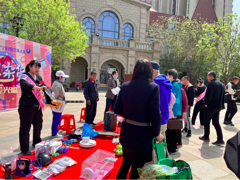 东湖街道文德社区开展劳动节“旧物置换大集”活动