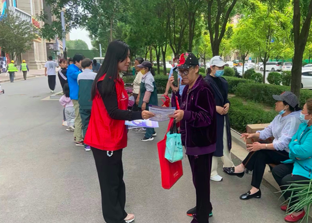 白塔街道月星社区开展防范电信网络诈骗宣传活动