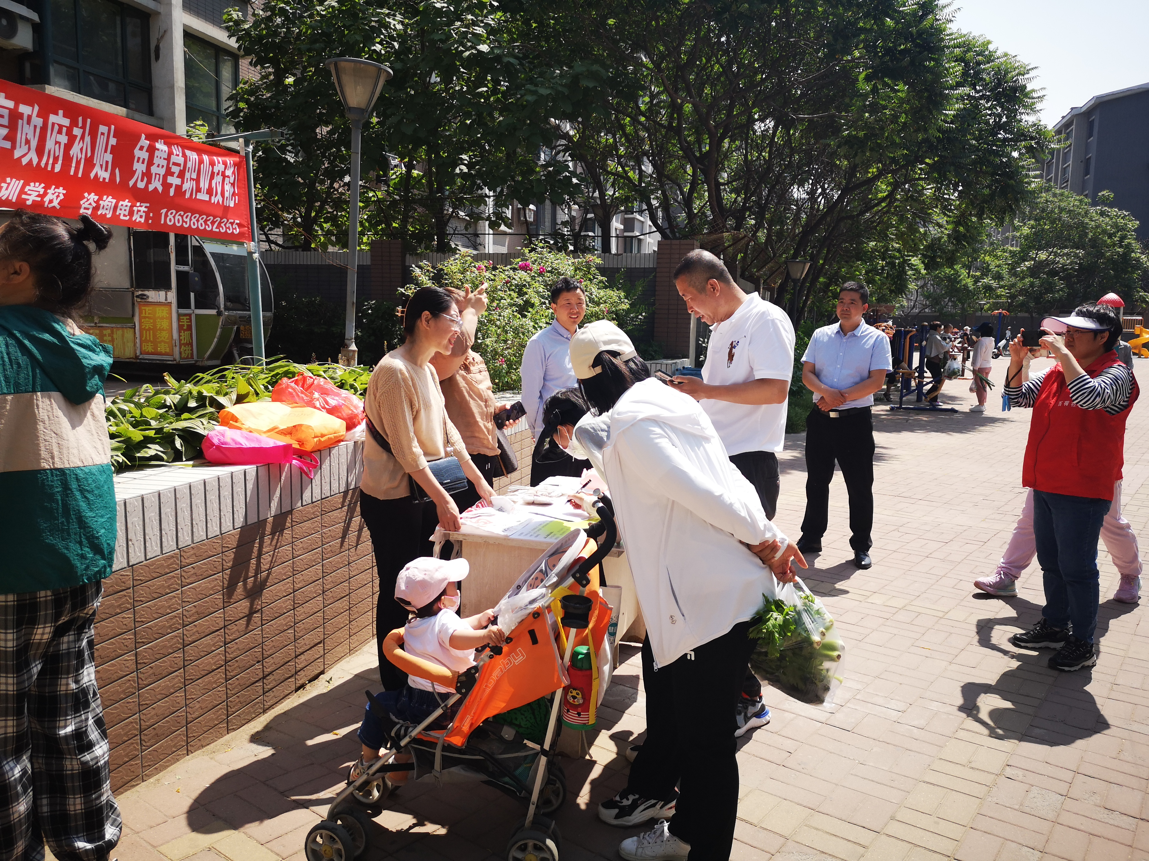 白塔街道百荷湾社区举办“送岗位进社区，暖民心促就业”现场招聘会