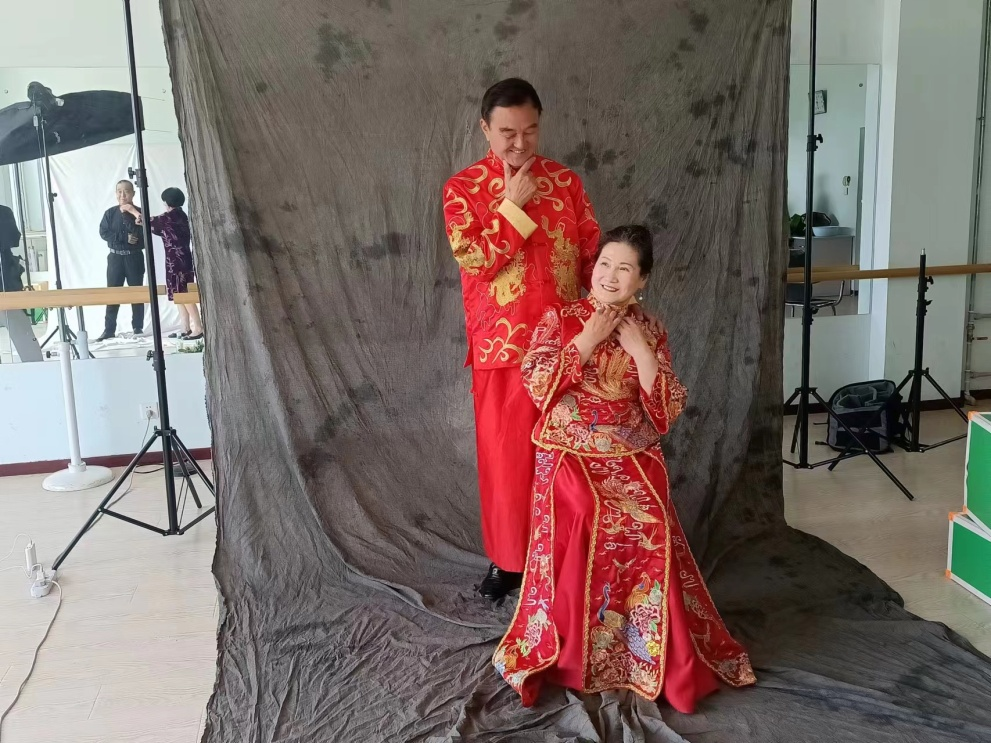 浑河站东街道沈营路社区：免费为老人拍摄婚纱照 留住最美夕阳红