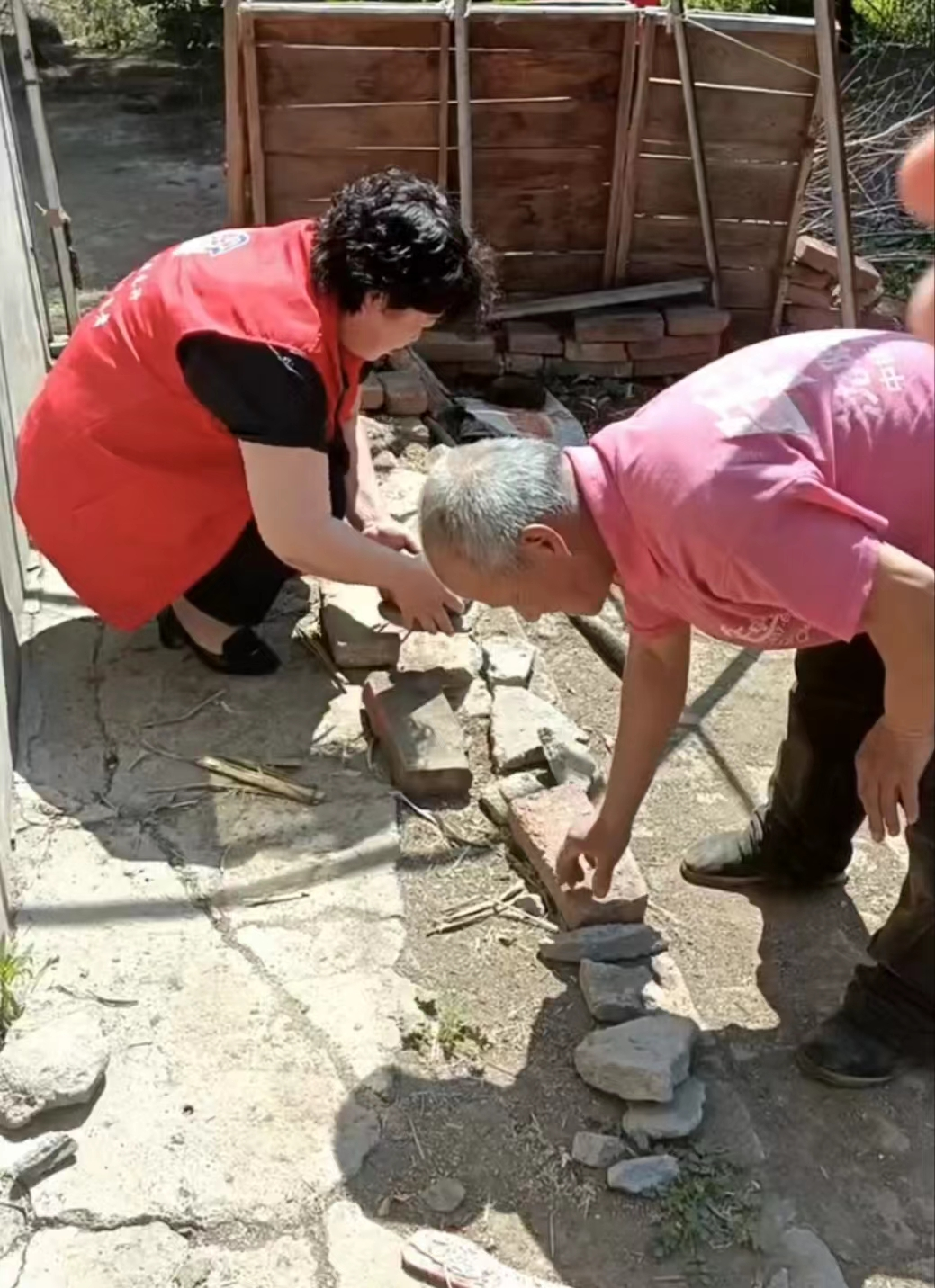 高坎街道高坎社区开展“邻里有温度”特殊人群关爱专项工作 将温暖送入居民家中