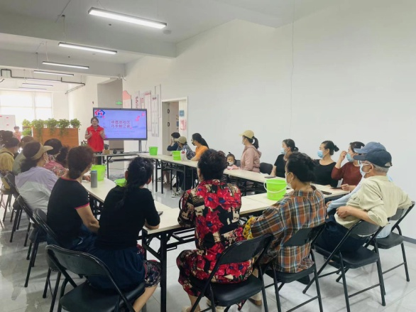 东湖街道恒大江湾社区举办“非遗进社区 巧手制辽瓷”活动