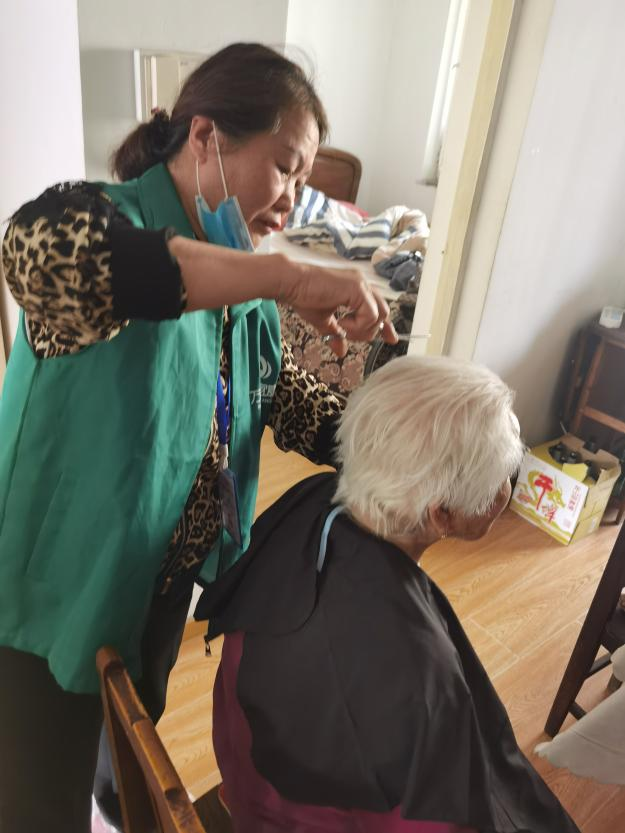 满堂街道前陵社区：养老服务进社区 关爱送到家门口