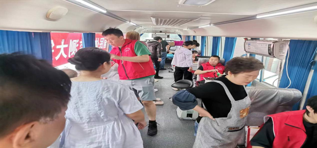 白塔街道郡原社区：健康大篷车开进居民家门口