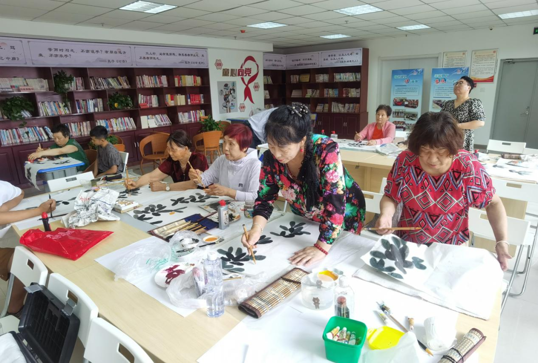 桃仙街道桃源社区举办“欢庆七一颂党恩 笔墨飘香聚两邻”书画交流活动