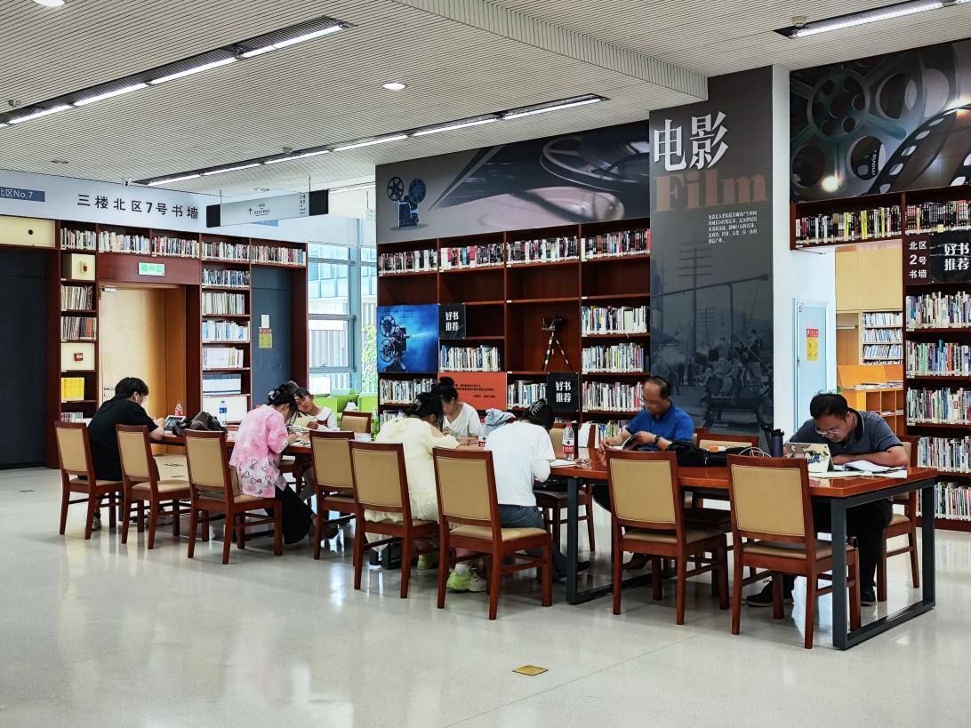 白塔街道府城社区开展“文明书香读书日...