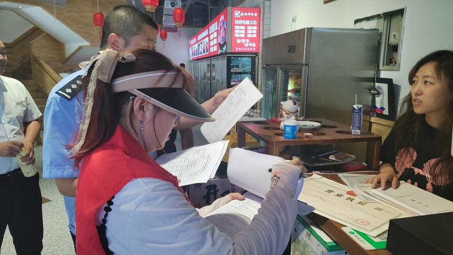 东湖街道盛和祥社区开展“九小场所”安全检查,绷紧辖区“安全弦”