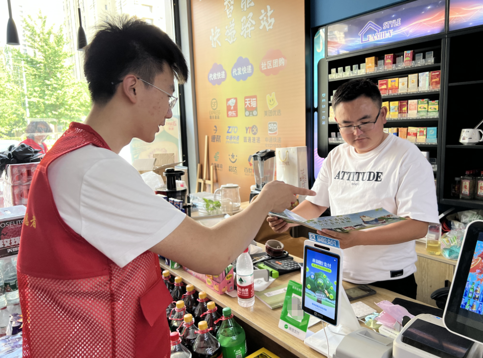 白塔街道中央公园社区开展“垃圾分一分,环境美十分”垃圾分类宣传活动