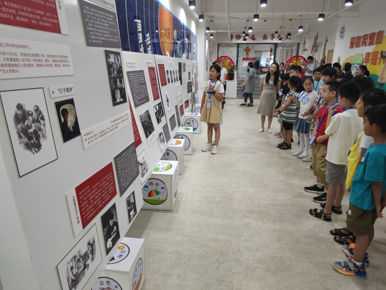 白塔街道全运村社区：策画展听事迹 社区孩子暑期感受雷锋精神