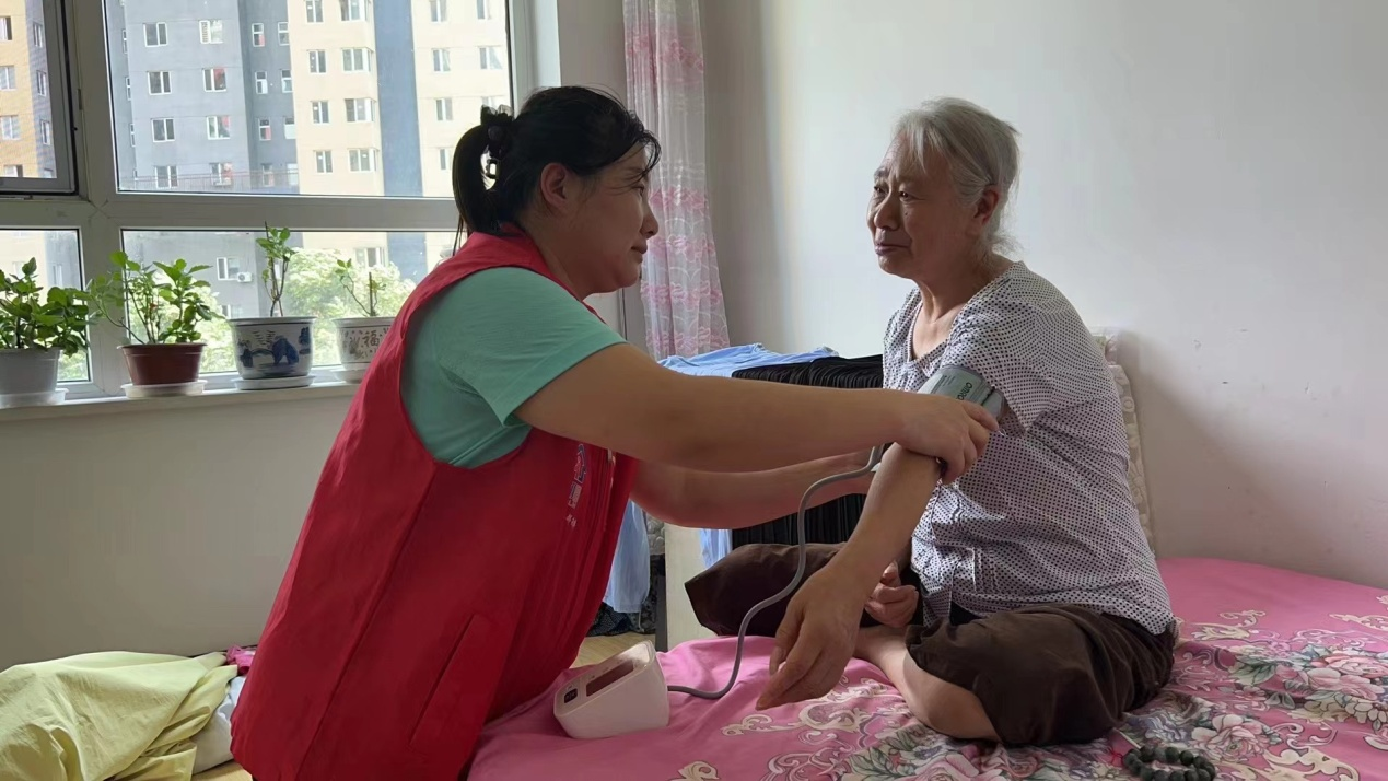 东湖街道温馨港湾社区平安志愿服务队开展关怀特殊群体结对帮扶活动