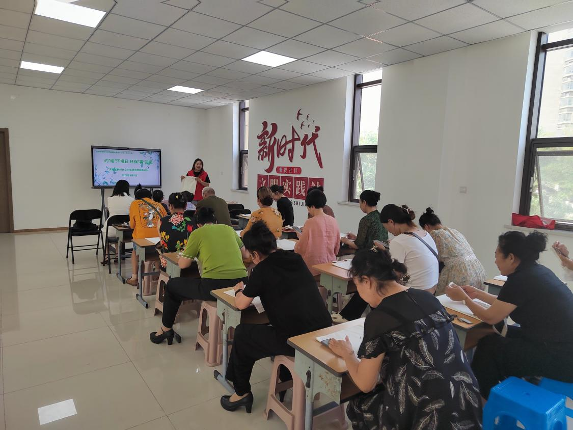 东湖街道紫提社区开展环保宣传活动 约“绘”环境日 环保“袋”回家