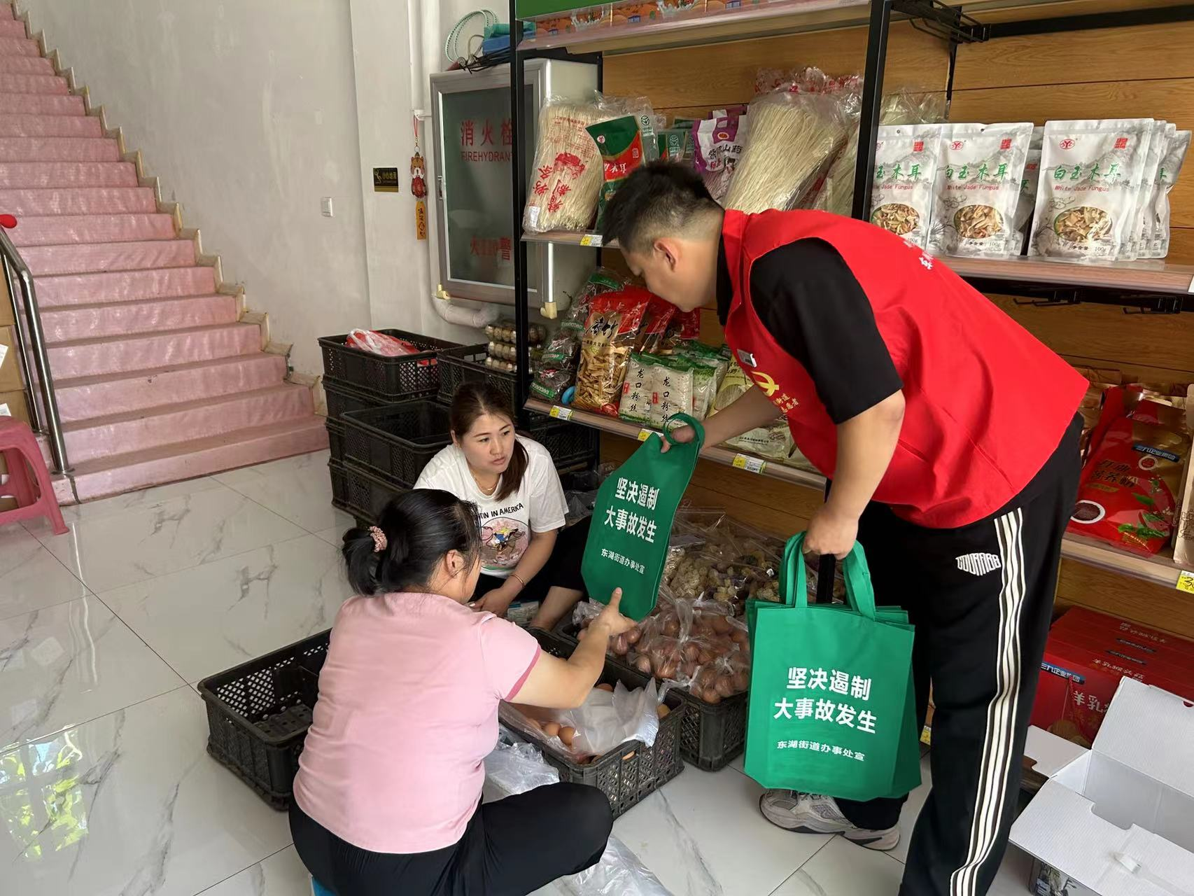 东湖街道东郡社区开展消防安全宣传活动