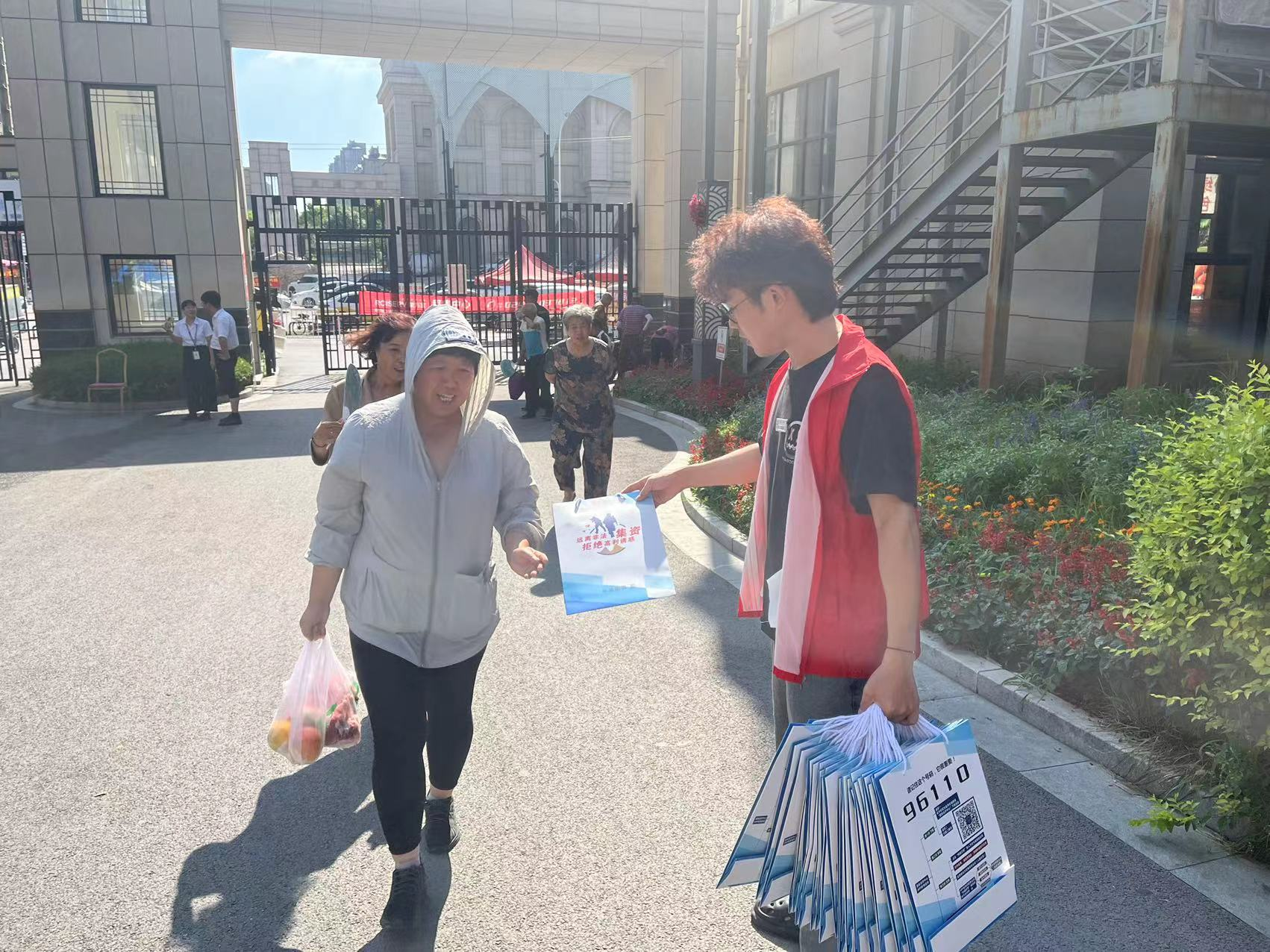 东湖街道东郡社区开展“防范养老诈骗 拒绝非法集资”宣传活动