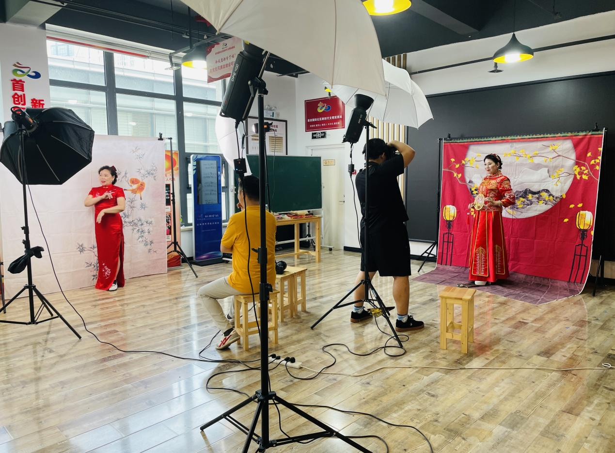 浑河站东街道首创国际社区：免费为社区老年人拍摄婚纱照 情满七夕“照”出幸福