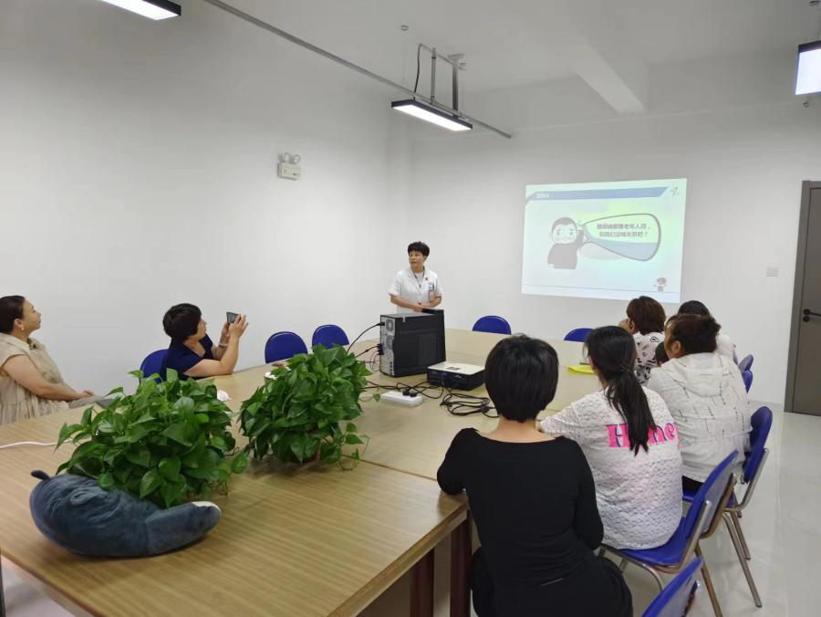 白塔街道红树湾社区举办公益健康知识讲座