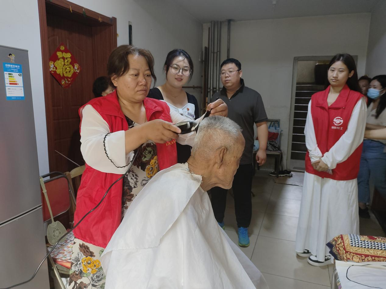 五三街道文华苑社区开展“尊老敬老，爱心义剪送上门”志愿服务
