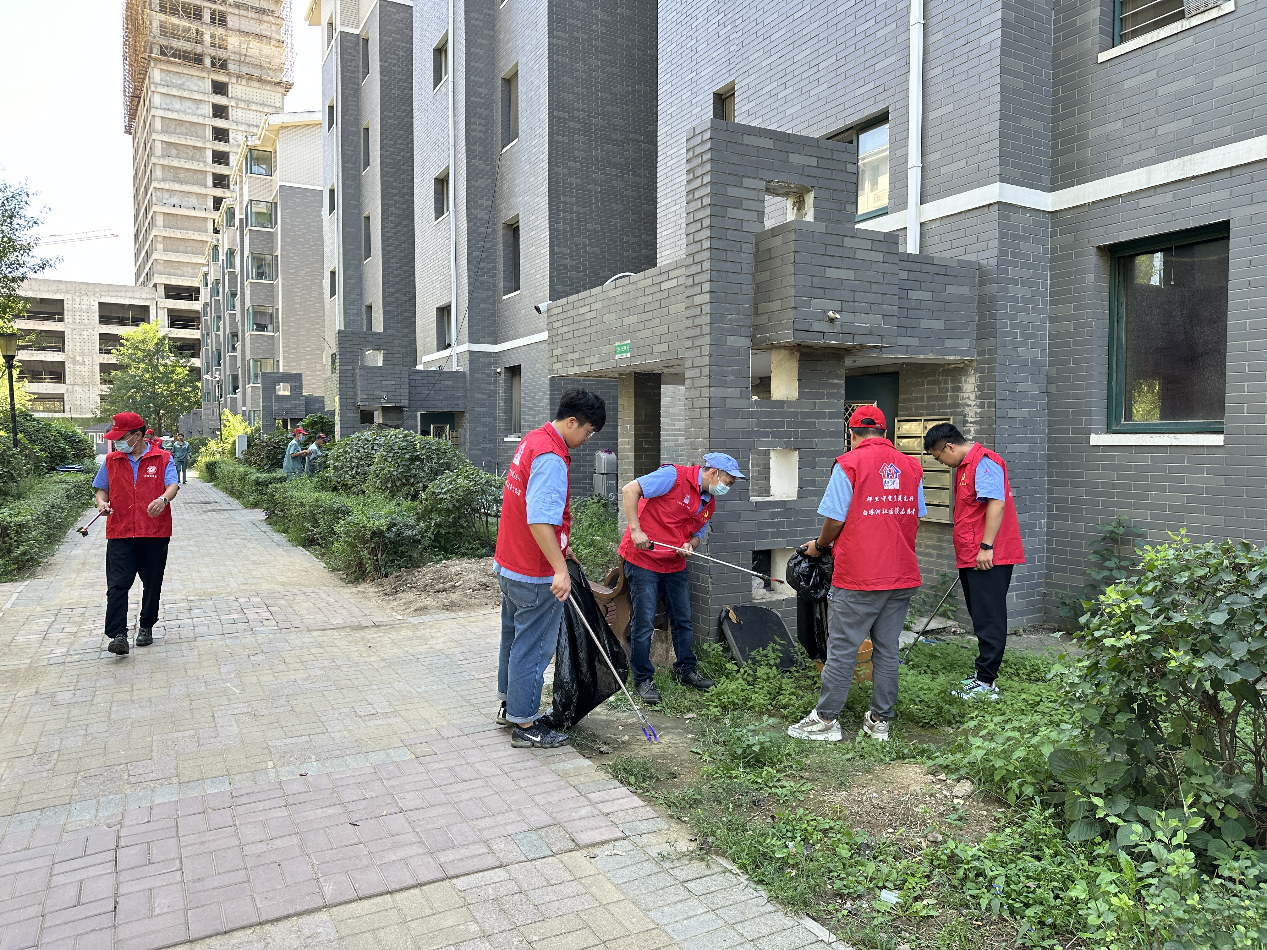 白塔街道白塔河社区开展清洁家园志愿服务活动 共同营造良好生活环境