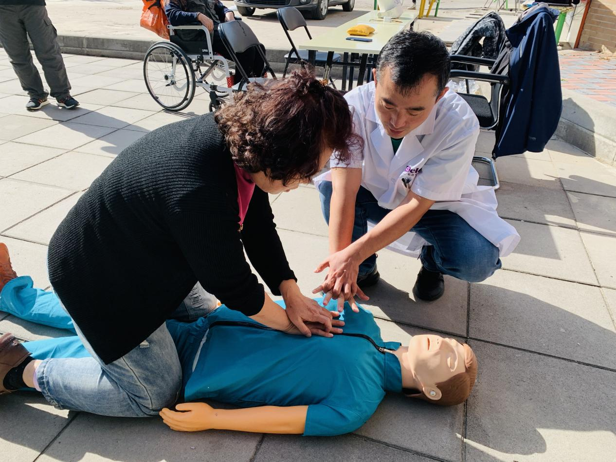 白塔街道廊桥社区开展“关爱健康 守护生命”健康义诊活动