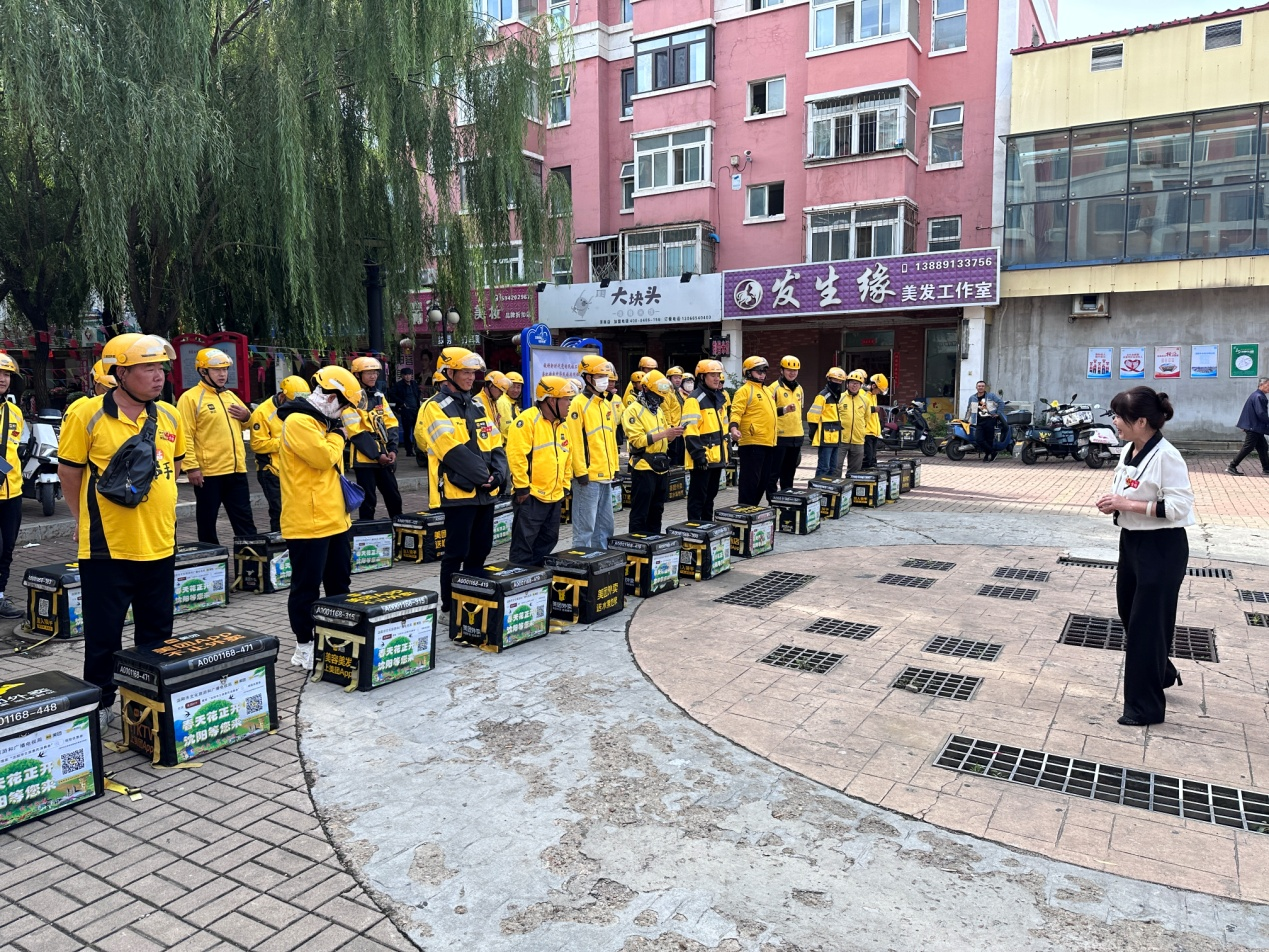 浑河站东街道世纪新城社区开展“我是雷锋”志愿者主题活动