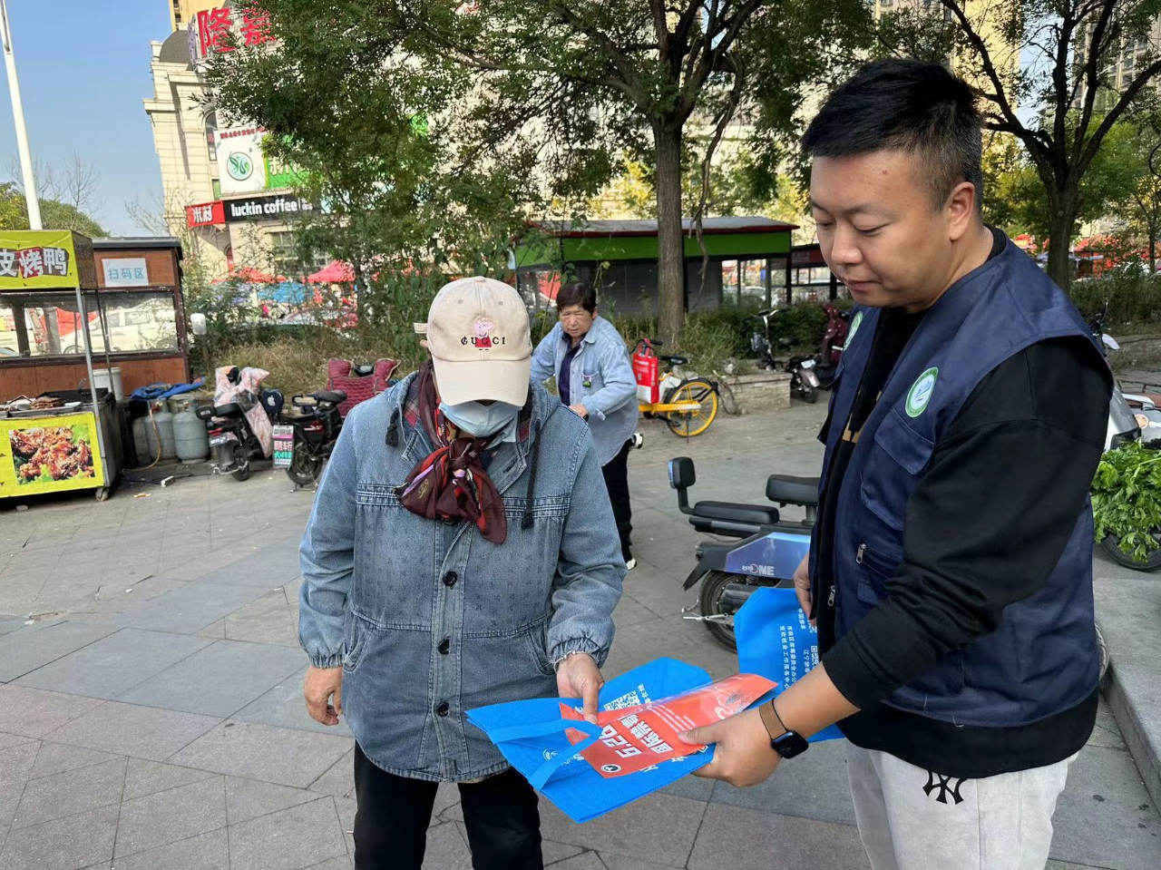 东湖街道东郡社区开展“珍爱生命，远离毒品”禁毒宣传活动