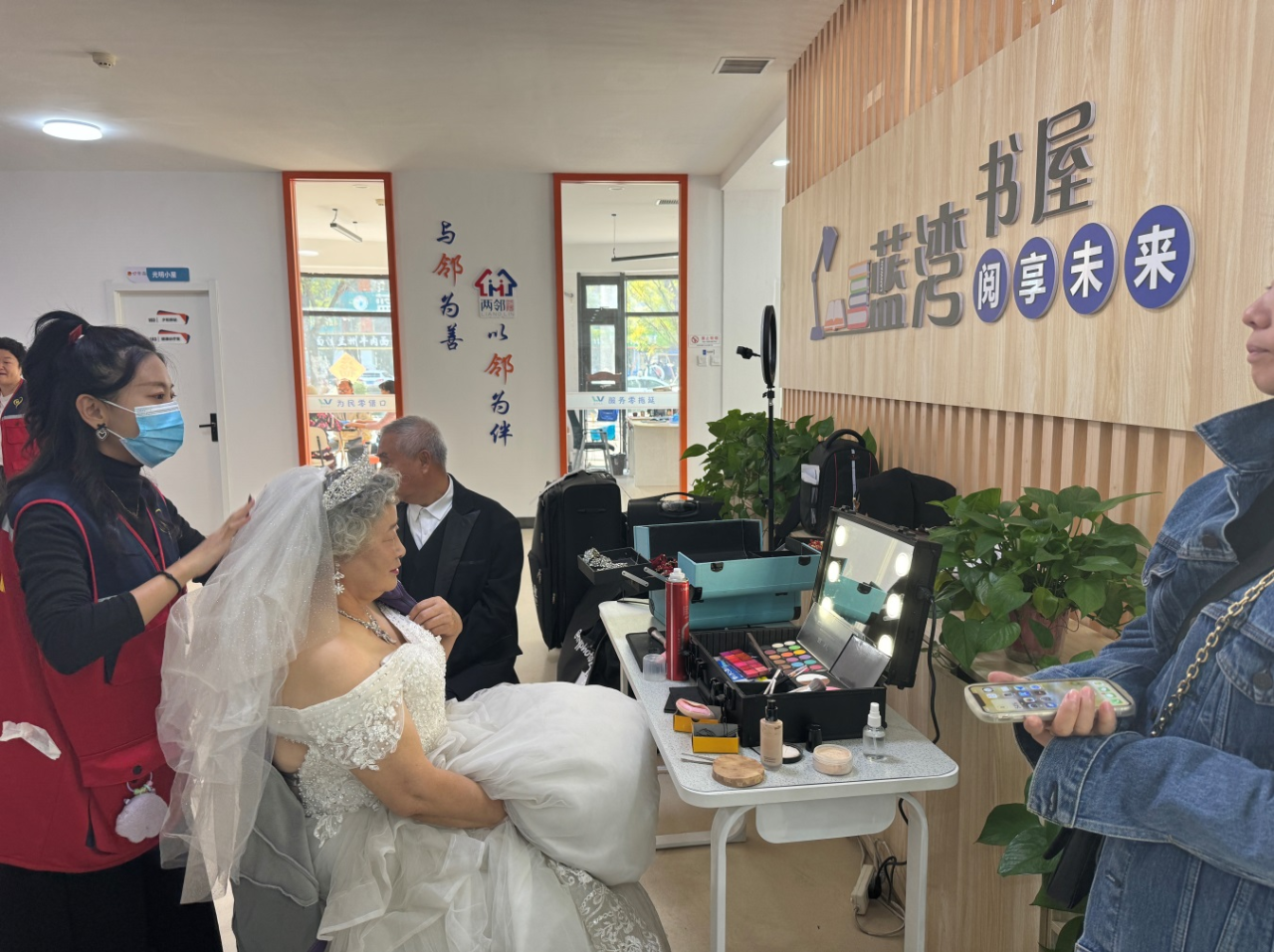 五三街道蓝湾社区为老年人免费拍照 定格最美“夕阳红”