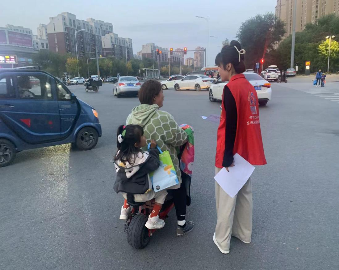 东湖街道东郡社区开展文明交通宣传活动