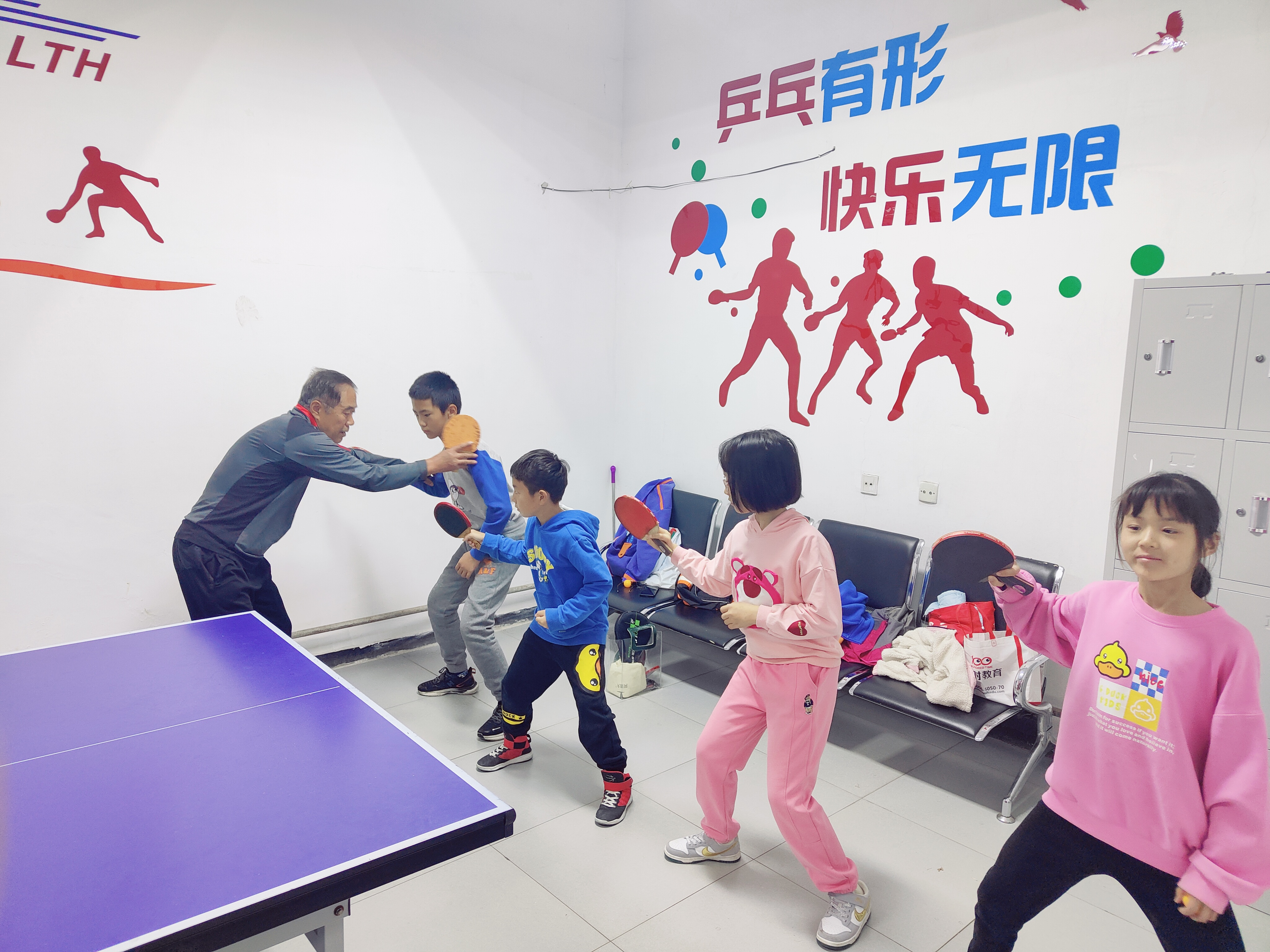 浑河站东街道榆工社区举办青少年乒乓球公益课堂