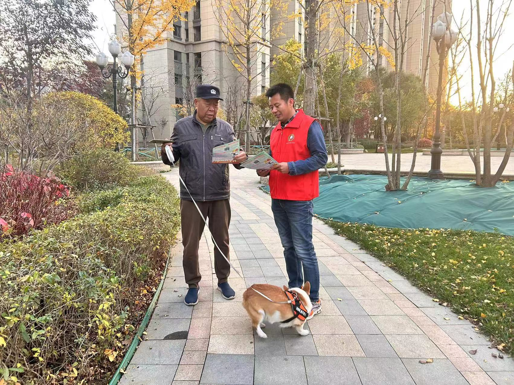 东湖街道文德社区开展文明养犬宣传活动