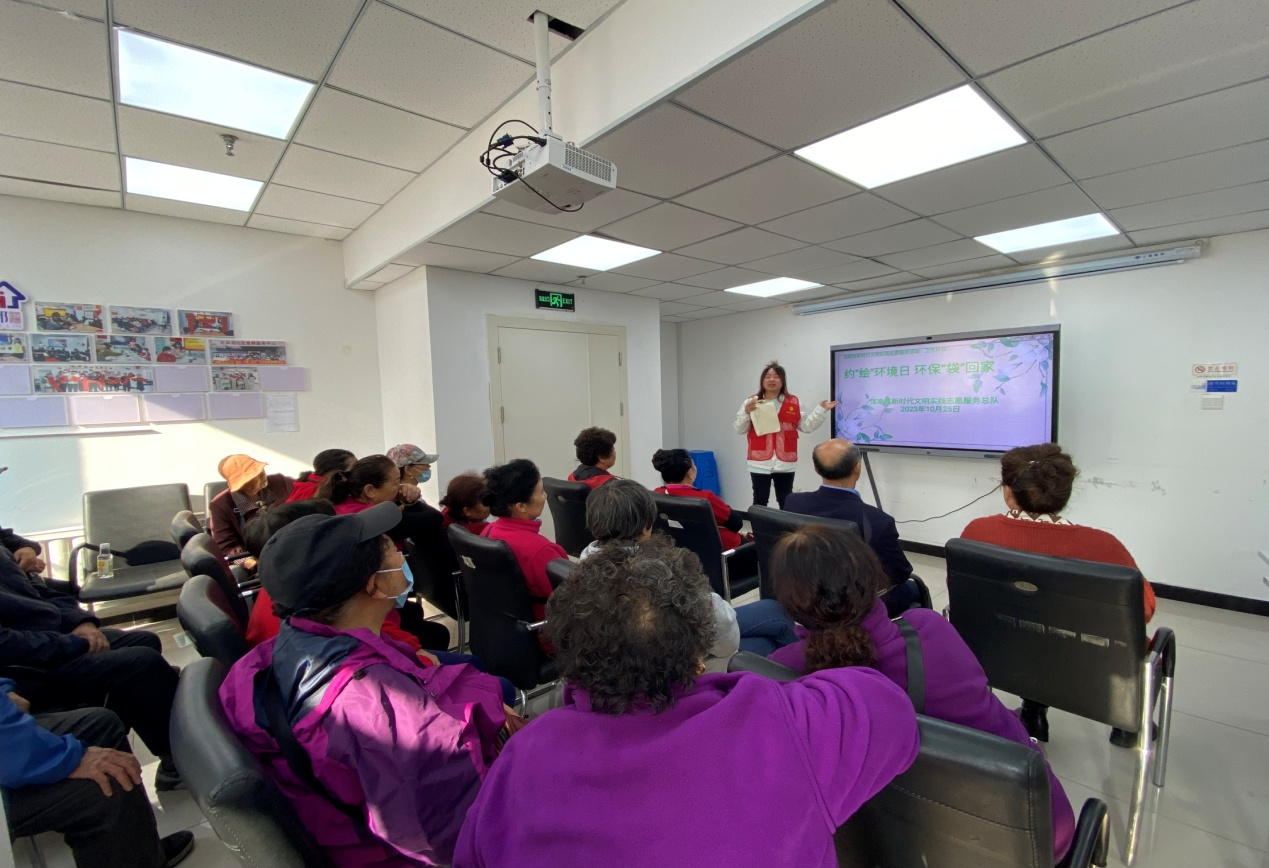 五三街道文华苑社区开展“手绘环保袋 绿色带回家”宣传活动