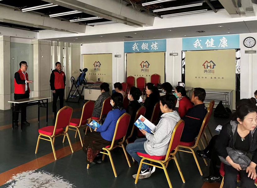 五三街道慧缘社区：开展“智慧助老”志愿服务 教老年人使用智能手机