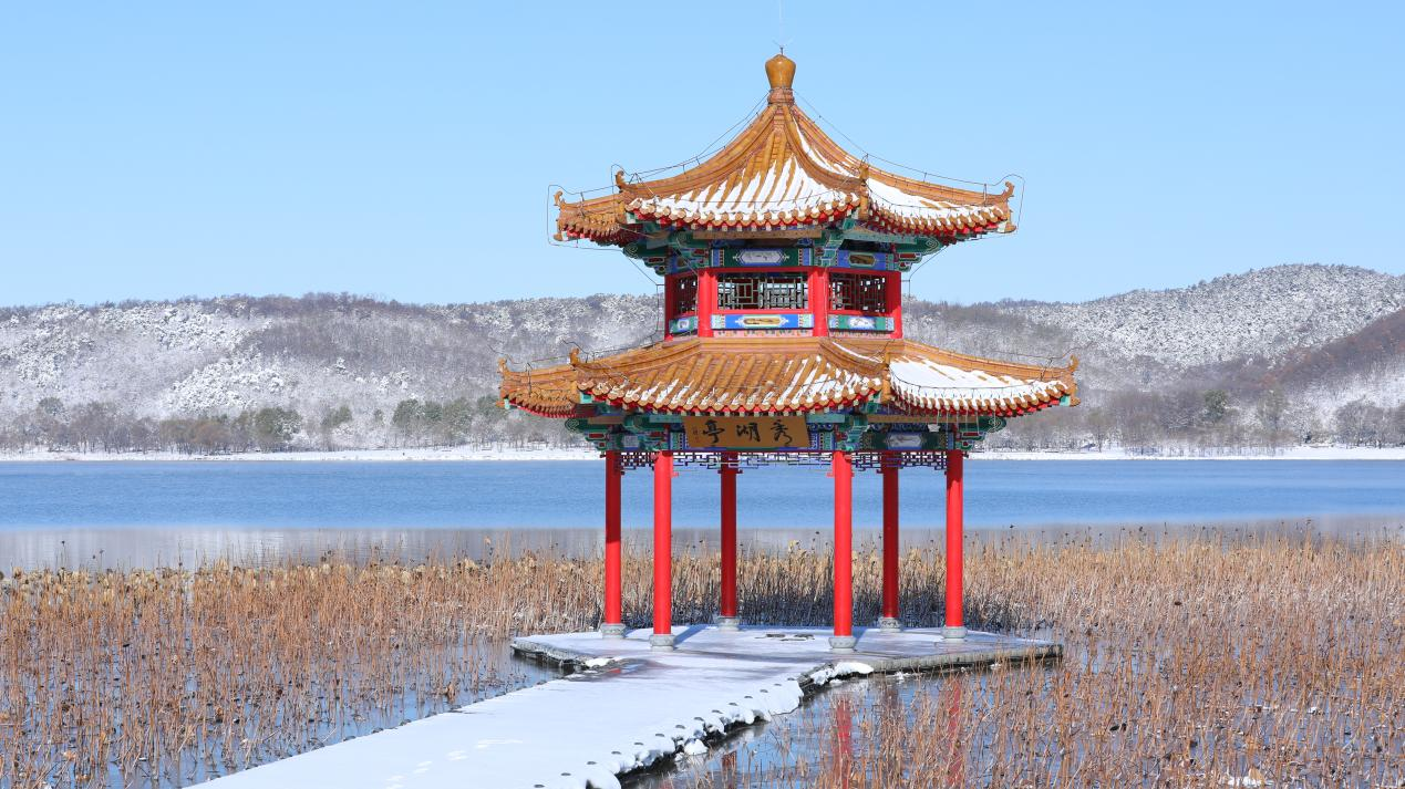 棋盘山初雪美如画