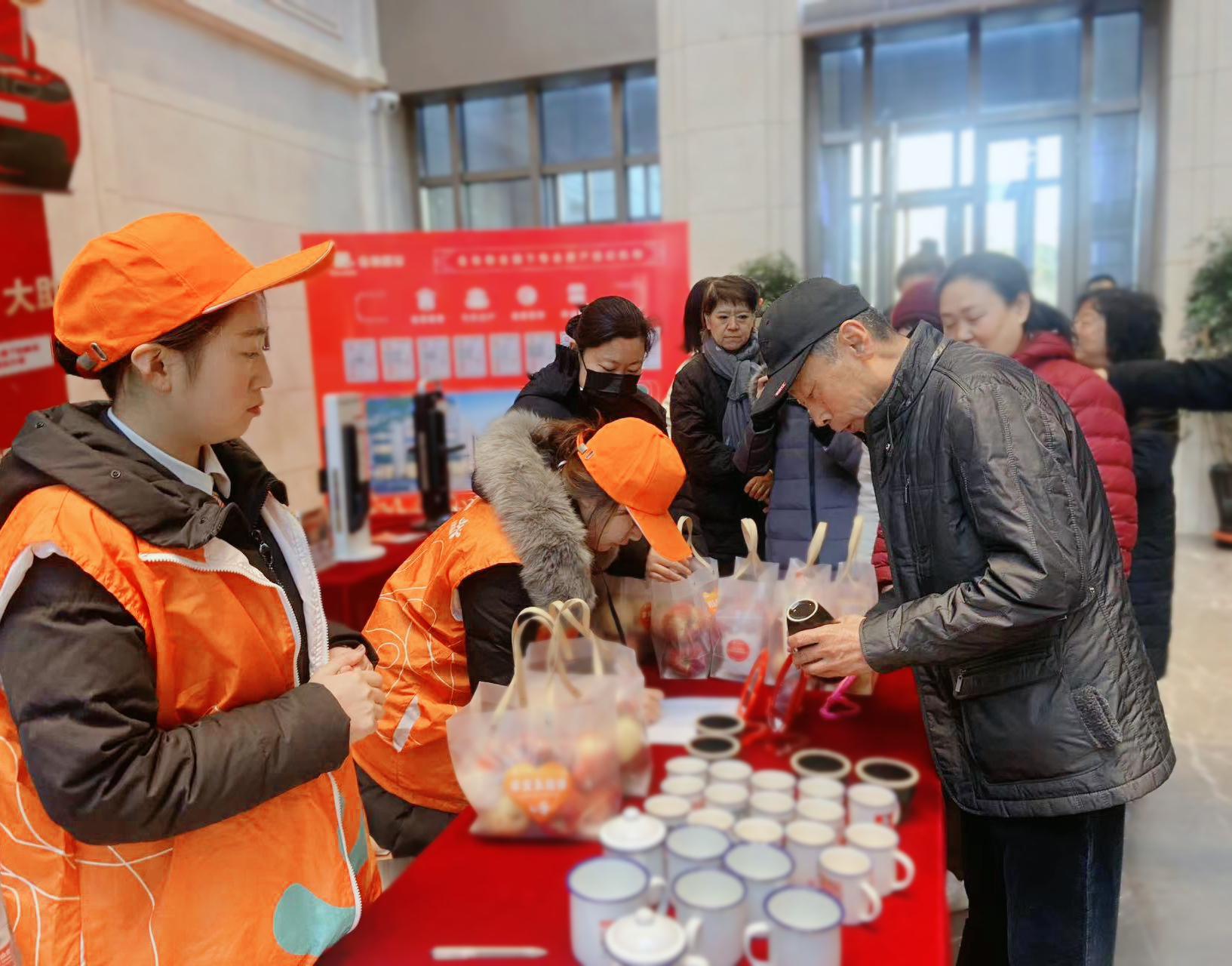 浑河站东街道樾檀山社区:怀旧市集让居民重拾儿时感动与快乐