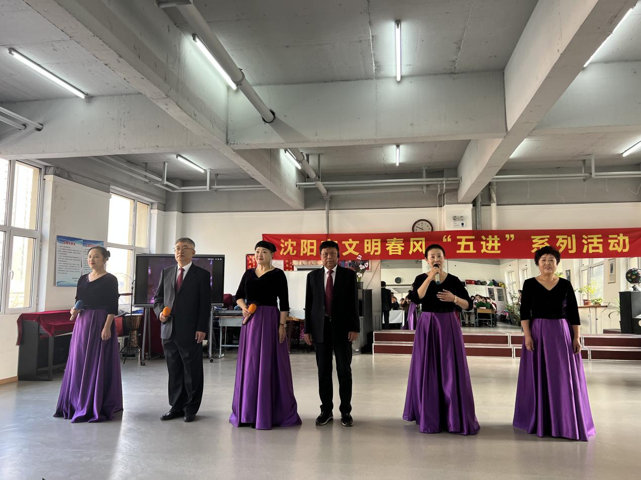 东湖街道紫提东郡歌舞艺术团撑起社区居民大舞台