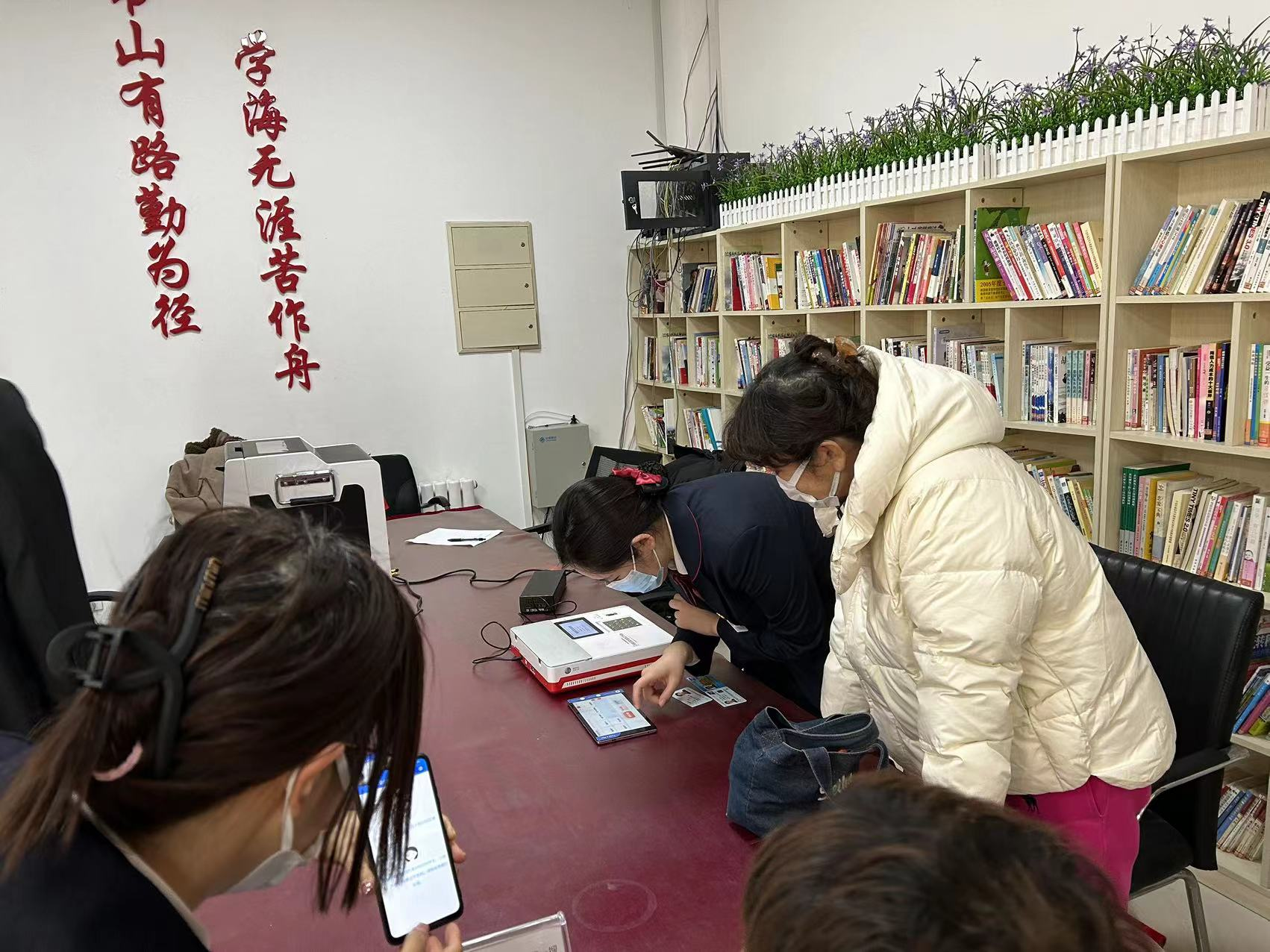 五三街道长青湾社区:便民服务进社区 为居民社保卡“换新”