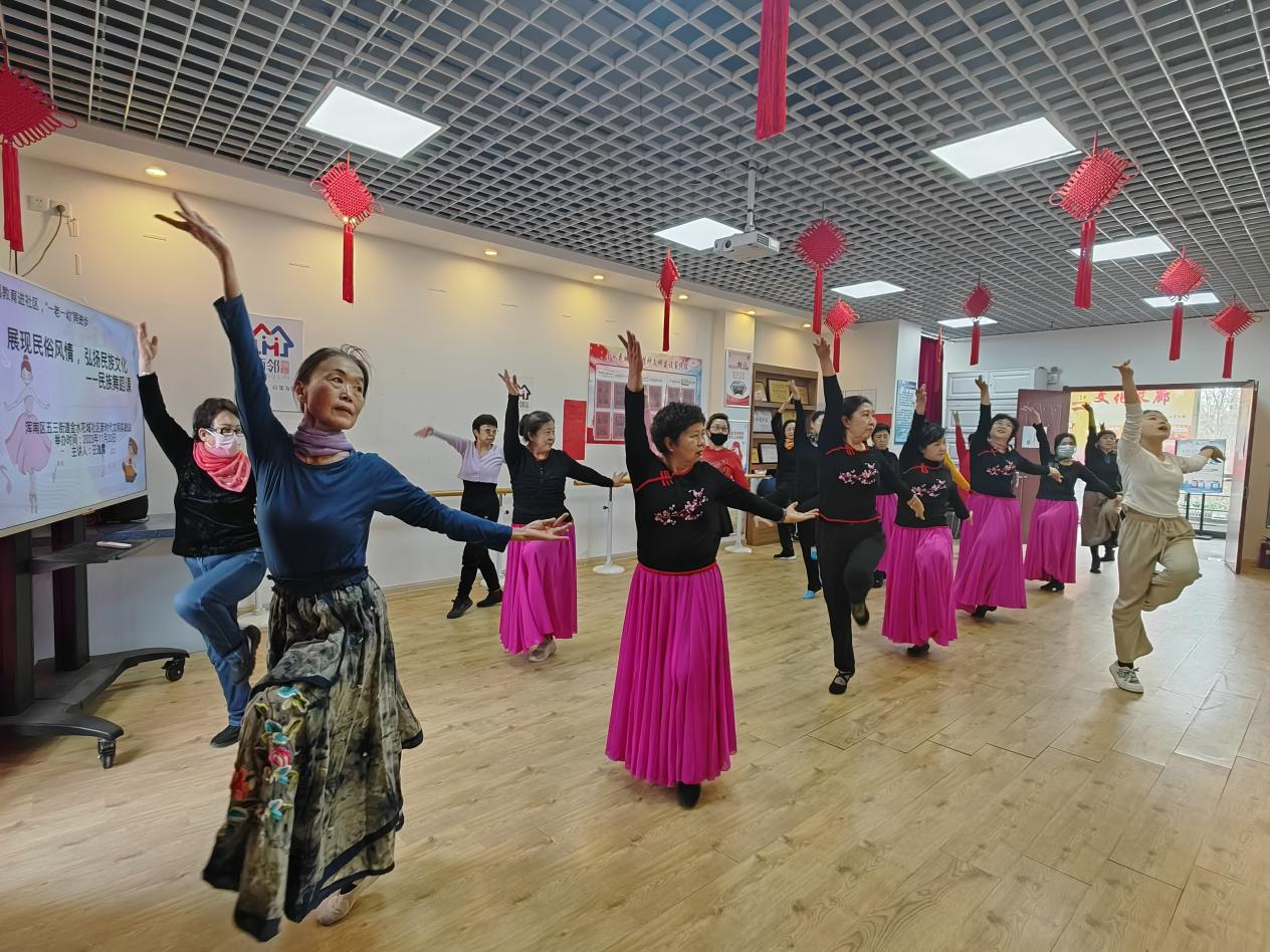 五三街道金水花城社区:免费在社区学习民族舞 “家门口的课堂”丰富多彩