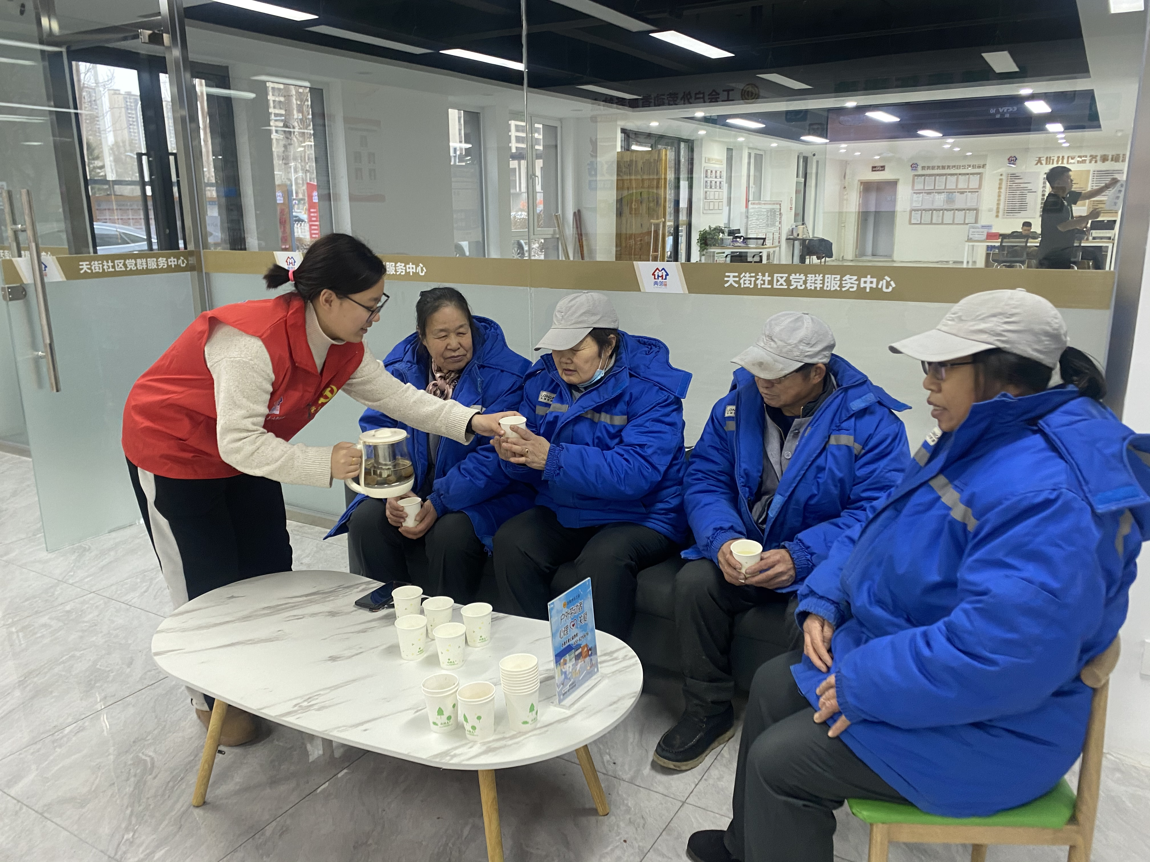 白塔街道天街社区开展“情系职工 温暖人心”志愿服务活动