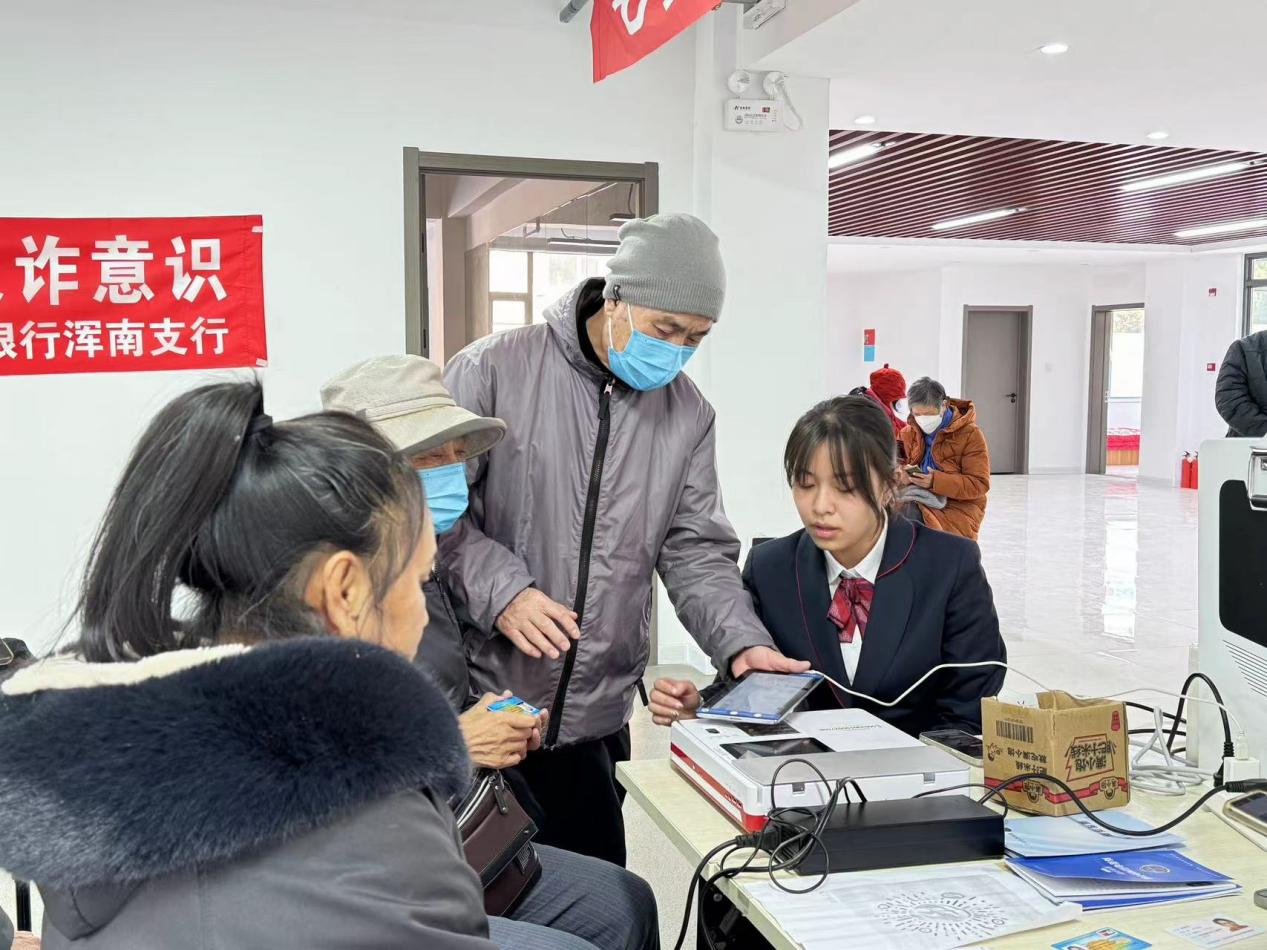 白塔街道白塔河社区:更换三代社保卡,服务居民“零距离”