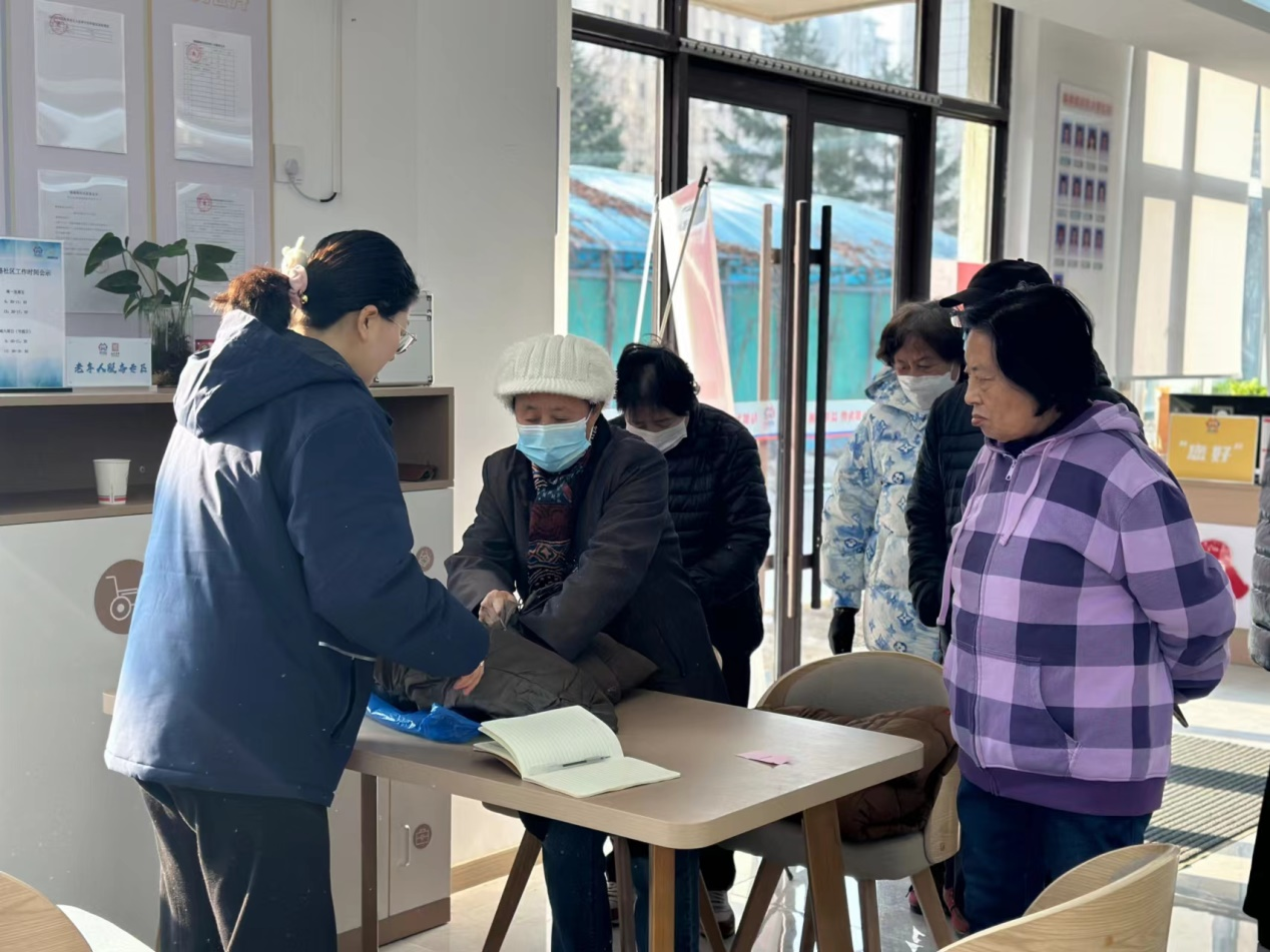 浑河站东街道临波路社区开展志愿服务 为社区老人免费清洗冬衣