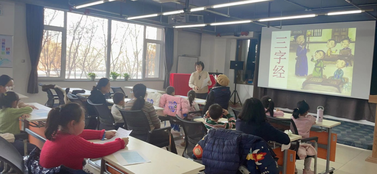 白塔街道全运村社区举办国学课堂,教小朋友读《三字经》