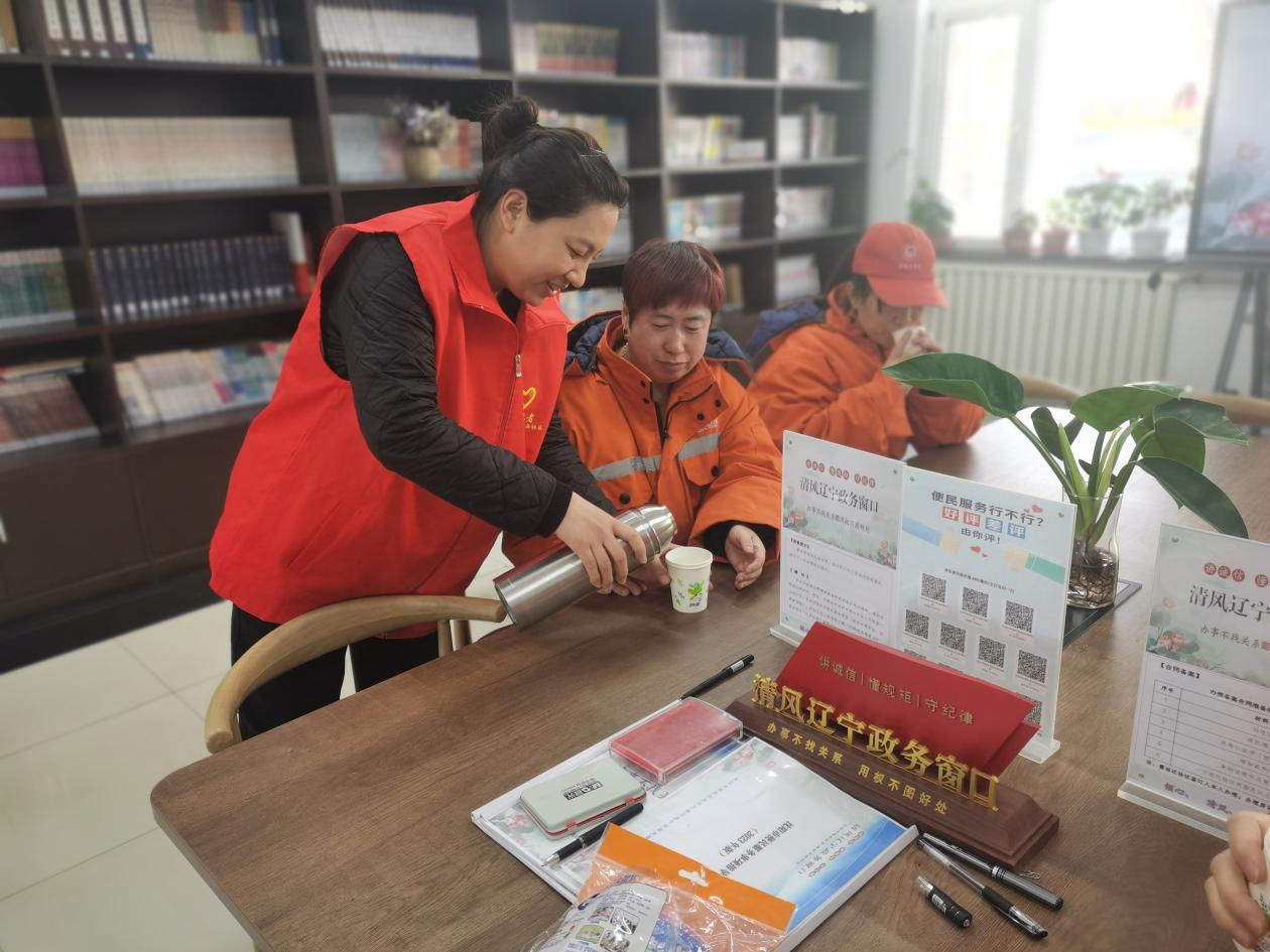 暖心!高坎街道河西社区沿街商铺给户外工作者提供避寒地