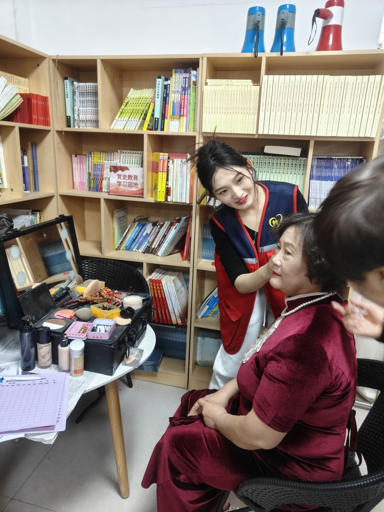 浑河站东街道库榆社区开展 “相濡以沫，为爱留影”老年人公益婚纱摄影志愿服务