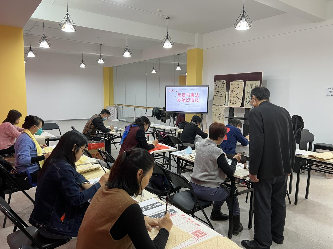 东湖街道恒大江湾社区举办“笔墨书廉洁 妙笔颂清风”书法文化活动