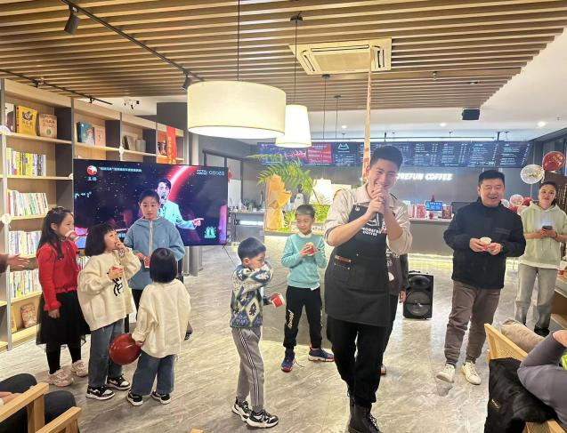 浑河站东街道樾檀山社区:邻里音乐会奏响社区和谐新篇章