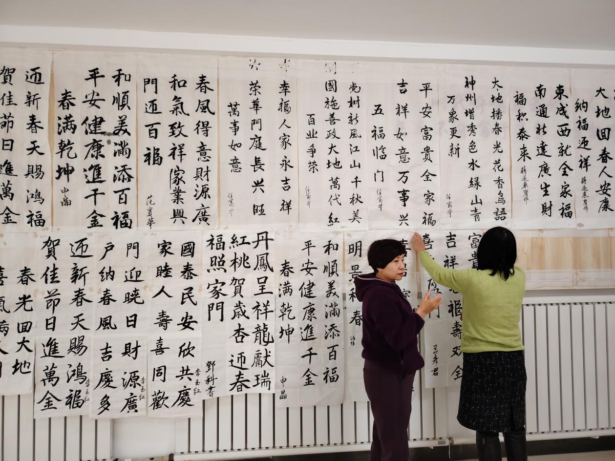 五三街道蓝湾社区开展居民书法作品展