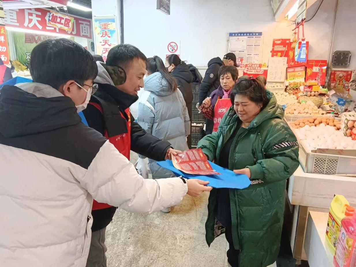 白塔街道新塔社区联合街道司法所走进农贸市场开展普法宣传
